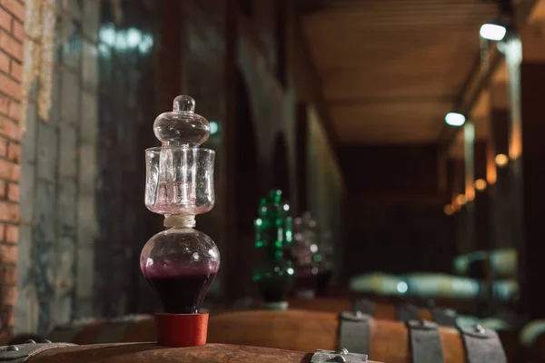 Drewniane beczki wina z szklanymi syfonami w bungholes — Zdjęcie stockowe