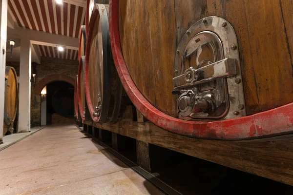 Beczki z winem w podziemnym magazynie winnicy — Zdjęcie stockowe