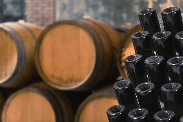 Drewniane beczki do starzenia się białego i czerwonego wina — Zdjęcie stockowe