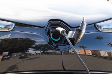 Elektrik kablosuyla şarj olan elektrikli araba.