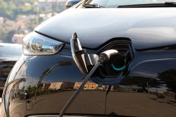 Elektrische auto opladen met de voedingskabel — Stockfoto
