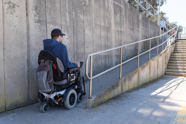 Mężczyzna Wózku Inwalidzkim Używać Dostępne Rampy — Zdjęcie stockowe