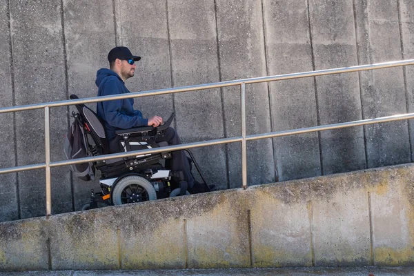 Mężczyzna Wózku Inwalidzkim Używać Dostępne Rampy — Zdjęcie stockowe
