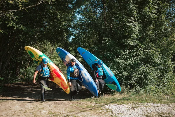 Trois Kayakistes Récréatifs Munis Casques Gilets Sauvetage Déplacent Rivière Travers — Photo