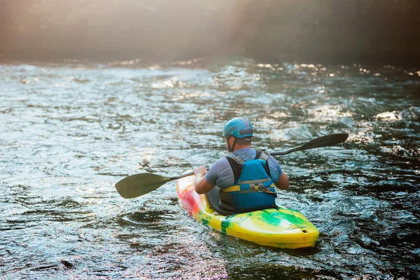 Homme Caucasien Kayak Sur Les Rapides Rivière Montagne Avec Belle — Photo