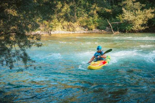 Homme Caucasien Kayak Sur Les Rapides Rivière Montagne Avec Belle — Photo