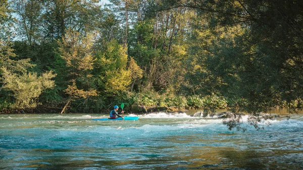 Biały Mężczyzna Spływa Kajakiem Górę Rzeki Whitewater Wiosłując Mocno Burzliwej — Zdjęcie stockowe