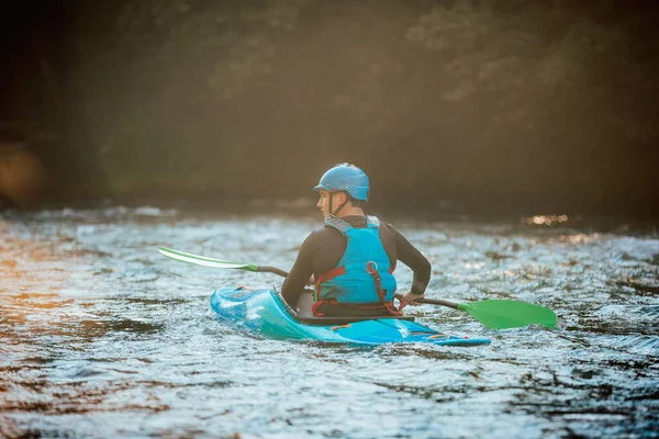 Młody Nastolatek Pływający Whitewater Rapids Niebieskim Kajaku Pięknej Przyrody Rzeki — Zdjęcie stockowe