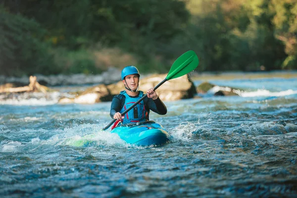 Athlète Récréatif Masculin Pagayant Soigneusement Sur Les Rapides Eau Vive — Photo