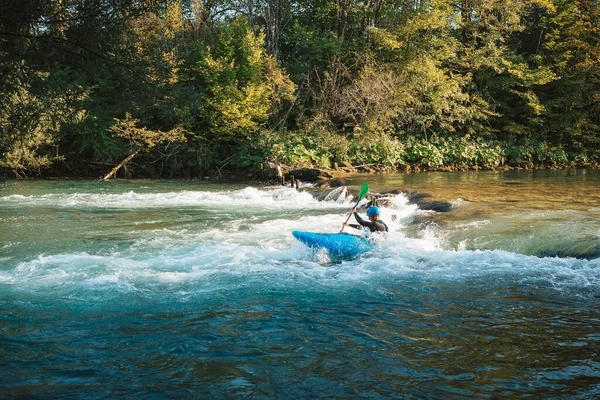 Młody Nastolatek Pływający Whitewater Rapids Niebieskim Kajaku Pięknej Przyrody Rzeki — Zdjęcie stockowe