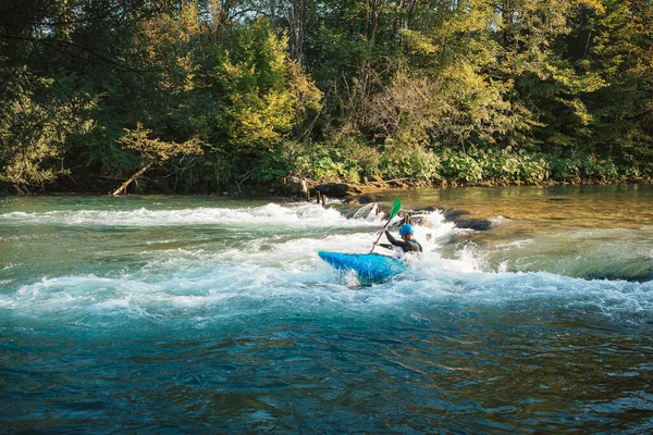 Ung Tonåring Glider Ner Whitewater Forsar Blå Kajak Vacker Flod — Stockfoto