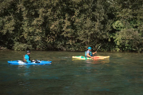 Deux Kayakistes Pagayant Manœuvrant Sur Rivière Mouvement Rapide Avec Rivage — Photo