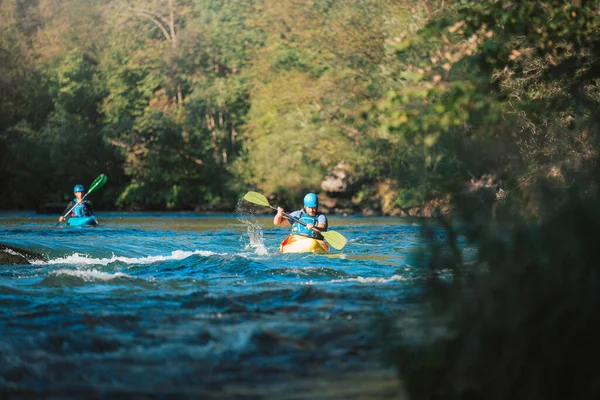 Whitewater Kayaker Wiosłujący Wodach Rzeki Osoby Poszukujące Adrenaliny Miłośnicy Przyrody — Zdjęcie stockowe