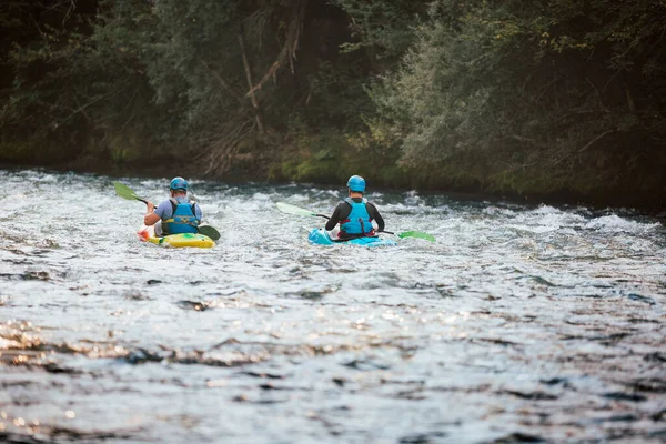 Twee Wildwaterkajakkers Peddelen Het Rivierwater Adrenaline Zoekers Natuurliefhebbers — Stockfoto