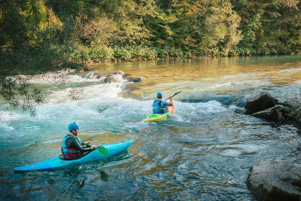 Dva Kajakáři Bílou Vodou Pádlují Vodách Řeky Adrenalinští Hledači Milovníci — Stock fotografie