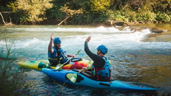 Deux Sportifs Caucasiens Souriants Flottant Kayak Sur Rivière Donnant Cinq — Photo