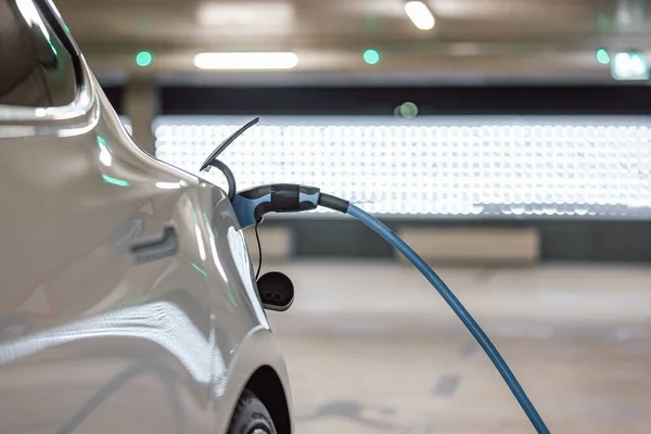 Cargador Coche Eléctrico Enchufado Enchufe Del Vehículo Garaje Estacionamiento — Foto de Stock