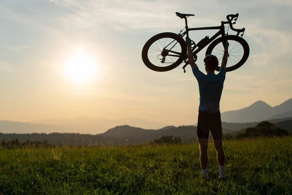 Silhueta Ciclista Masculina Celebrando Uma Boa Corrida Levantando Uma Bicicleta — Fotografia de Stock