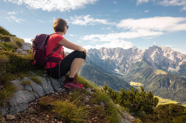 Woman Backpacker Enjoy View Mountain Hike Nature — Foto de Stock