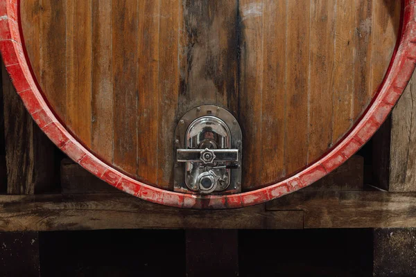 Atmosfera Tradycyjnej Winiarni Starzenie Się Czerwonych Beczek Wina Drewniane Beczki — Zdjęcie stockowe