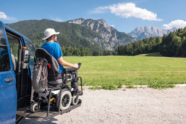 Barrierefreies Auto Mit Rollstuhllift Rampe Für Behinderte — Stockfoto
