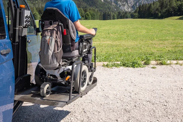 Young Caucasian Man Wheelchair Using Vertical Platform Lift Get Van — ストック写真