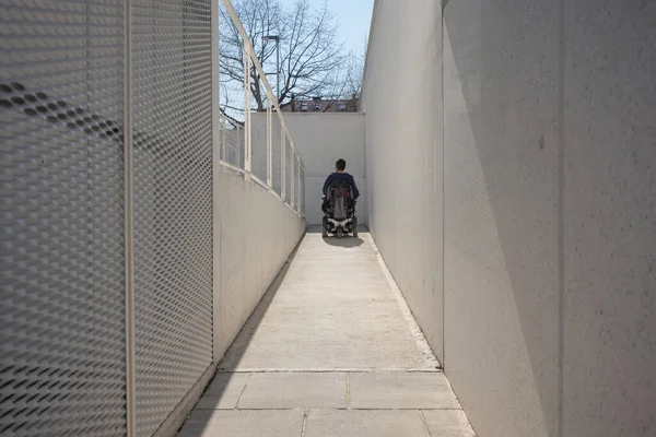 Чоловік Інвалідному Візку Наближається Будівлі Рухається Вздовж Доступного Пандусу Людей — стокове фото