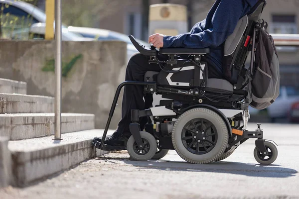 Людина Інвалідністю Інвалідному Візку Зупинилася Перед Сходами Підвищивши Обізнаність Про — стокове фото