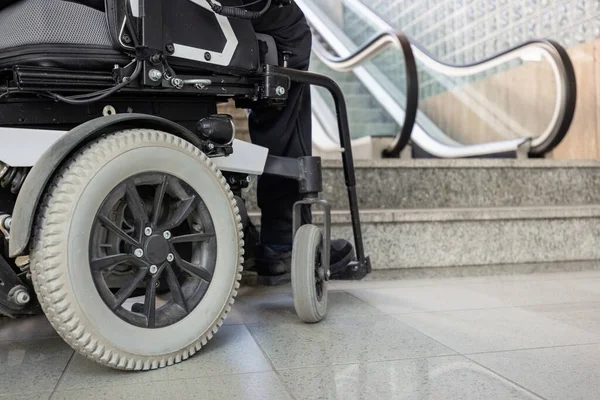 Person Disability Electric Wheelchair Stopping Bottom Inaccessible Staircase Unable Reach — Stock Photo, Image