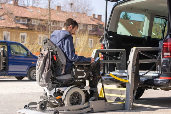 Samochód Przystosowany Dla Osób Niepełnosprawnych Podjazdem Dla Wózków Inwalidzkich — Zdjęcie stockowe