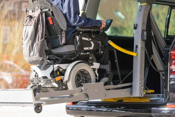 Coche accesible con rampa elevadora para silla de ruedas para personas con  discapacidad.
