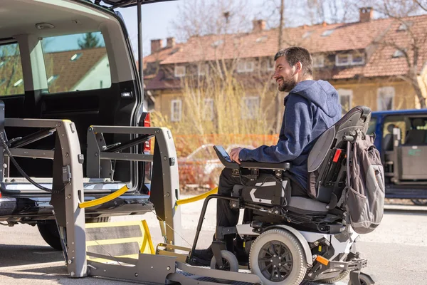 Samochód Przystosowany Dla Osób Niepełnosprawnych Podjazdem Dla Wózków Inwalidzkich — Zdjęcie stockowe