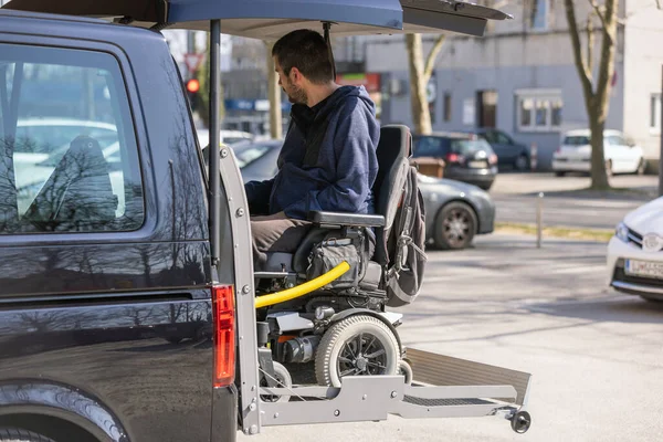 Man Disability Using Hydraulic Wheelchair Lift Get Van Summer Day — Zdjęcie stockowe