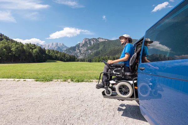 Young Caucasian Man Wheelchair Using Vertical Platform Lift Get Van —  Fotos de Stock