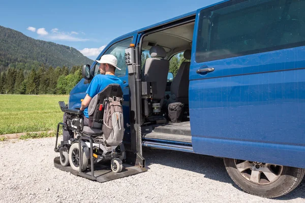 Young Caucasian Man Wheelchair Using Vertical Platform Lift Get Van — Foto de Stock
