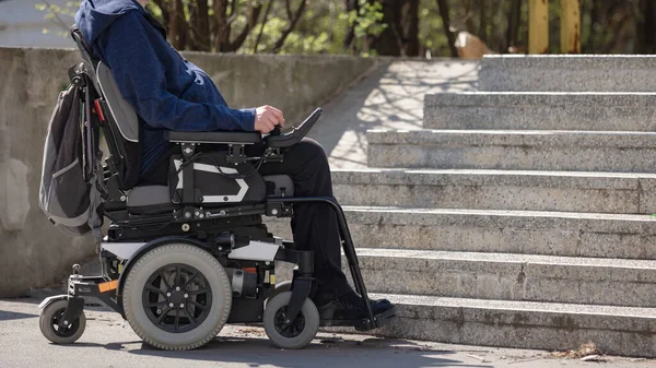 Людина Інвалідністю Електричному Інвалідному Візку Зупиняється Дні Недоступних Сходів Змозі — стокове фото