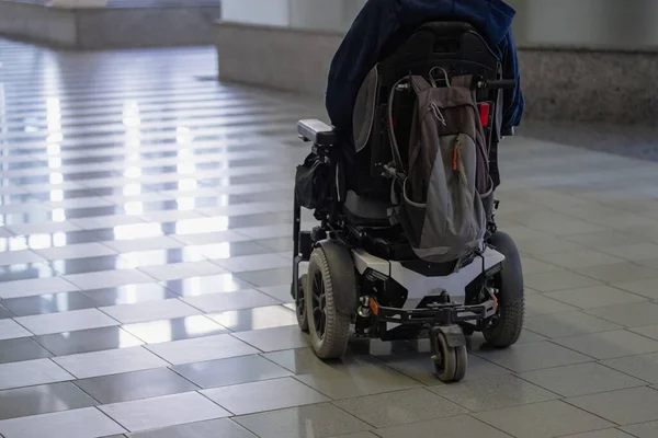 Człowiek Niepełnosprawny Prowadzi Elektryczny Wózek Inwalidzki Mieście — Zdjęcie stockowe