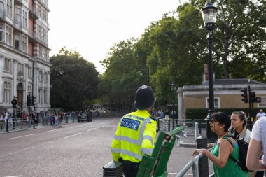 Londra, İngiltere - 11 Eylül 2022: Şehir sokaklarında polis