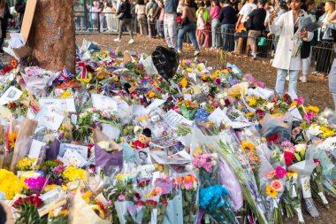 Londra, İngiltere - 11 Eylül 2022: Kraliçe 2. Elizabeth 'in ölümü üzerine Buckingham Sarayı' nın önüne çiçekler bırakıldı