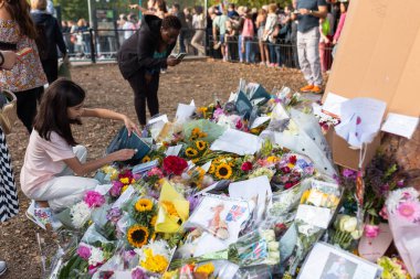 Londra, İngiltere - 11 Eylül 2022: Kraliçe 2. Elizabeth 'in ölümü üzerine Buckingham Sarayı' nın önüne çiçekler bırakıldı