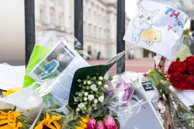 Londra, İngiltere - 11 Eylül 2022: Kraliçe 2. Elizabeth 'in ölümü üzerine Buckingham Sarayı' nın önüne çiçekler bırakıldı
