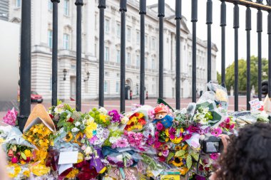 Londra, İngiltere - 11 Eylül 2022: Kraliçe 2. Elizabeth 'in ölümü üzerine Buckingham Sarayı' nın önüne çiçekler bırakıldı