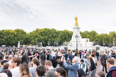 Londra, İngiltere - 11 Eylül 2022: Buckingham Sarayı 'nın dışındaki insanlar Kraliçe II. Elizabeth' in ölümü üzerine yas tutuyorlar