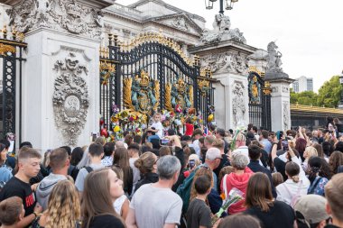 Londra, İngiltere - 11 Eylül 2022: Buckingham Sarayı 'nın dışındaki insanlar Kraliçe II. Elizabeth' in ölümü üzerine yas tutuyorlar