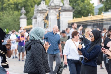 Londra, İngiltere - 11 Eylül 2022: Buckingham Sarayı 'nın dışındaki insanlar Kraliçe II. Elizabeth' in ölümü üzerine yas tutuyorlar