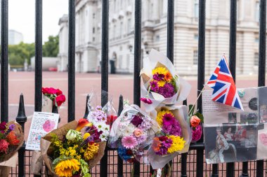 Londra, İngiltere - 11 Eylül 2022: Kraliçe 2. Elizabeth 'in ölümü üzerine Buckingham Sarayı' nın önüne çiçekler bırakıldı