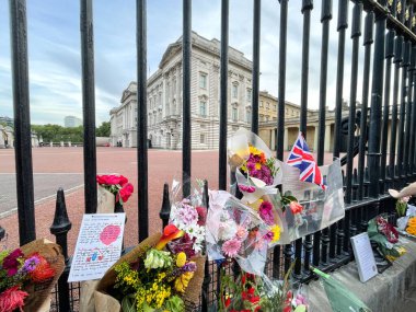 Londra, İngiltere - 11 Eylül 2022: Kraliçe 2. Elizabeth 'in ölümü üzerine Buckingham Sarayı' nın önüne çiçekler bırakıldı