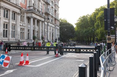 Londra, İngiltere - 11 Eylül 2022: Şehir sokaklarında polis