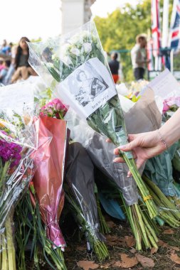 Londra, İngiltere - 11 Eylül 2022: Kraliçe 2. Elizabeth 'in ölümü üzerine Buckingham Sarayı' nın önüne çiçekler bırakıldı