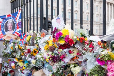 Londra, İngiltere - 11 Eylül 2022: Kraliçe 2. Elizabeth 'in ölümü üzerine Buckingham Sarayı' nın önüne çiçekler bırakıldı